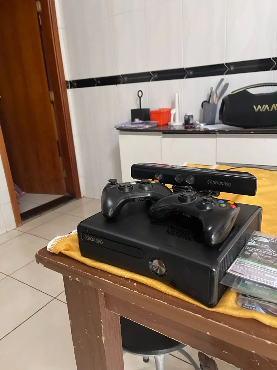XBOX 360 - DESBLOQUEADO - DOIS CONTROLES E KINECT - Foto 4
