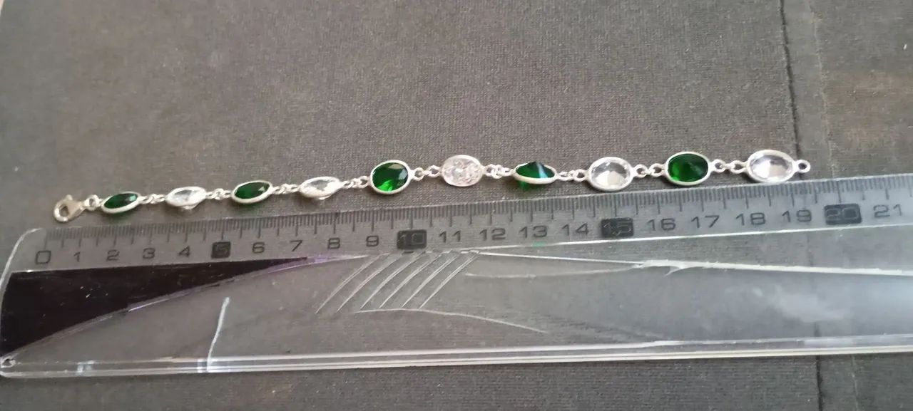 Pulseira Feminina Prateada com Pedra Verde Estilo Esmeralda - Foto 3