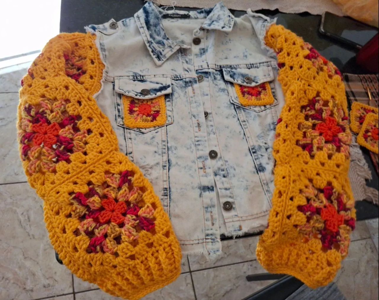 Jaqueta jeans crochê  - Foto 4