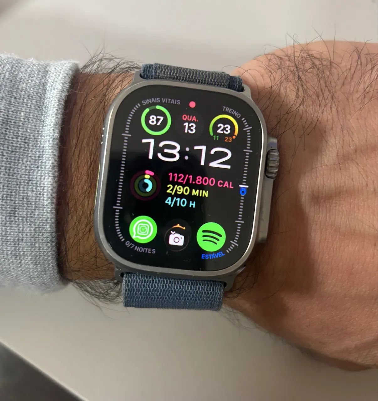 Apple Watch Ultra 2 com caixa de titânio de 49mm e pulseira loop Trail azul.