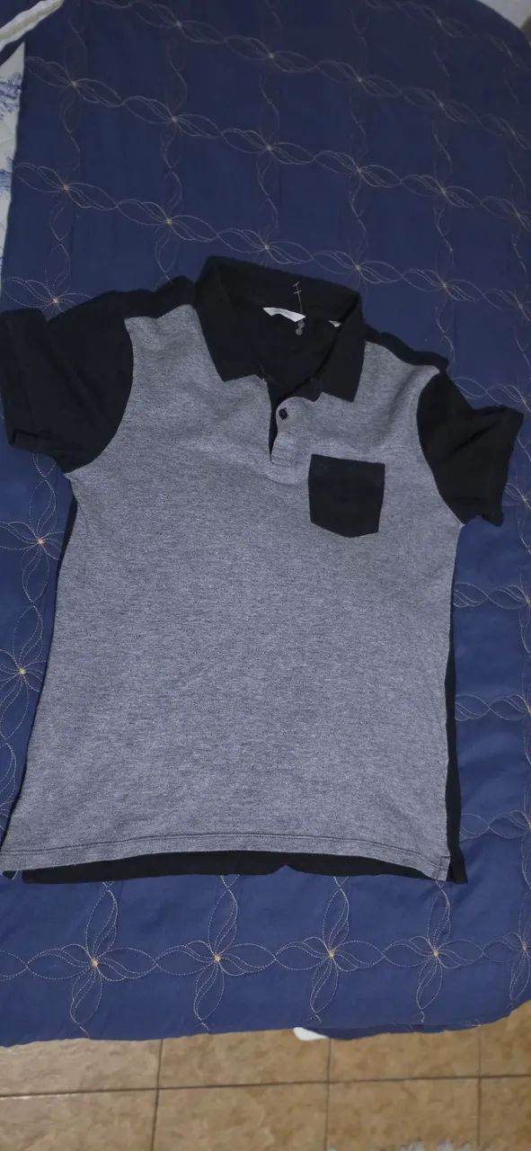 Vendo camisa polo Calvin Klein preta e cinza - Foto 3