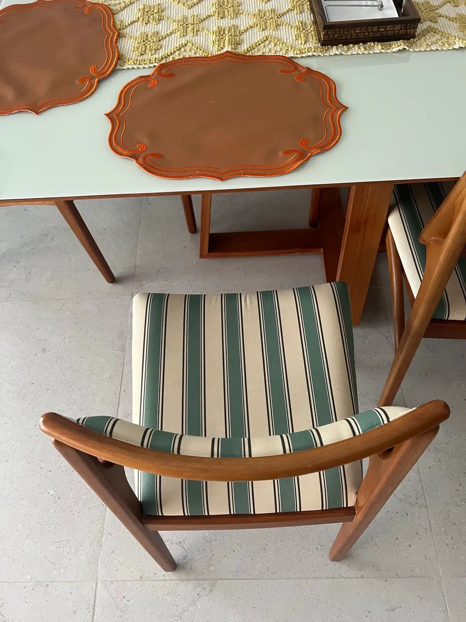 Mesa com 6 cadeiras base de madeira - Foto 2