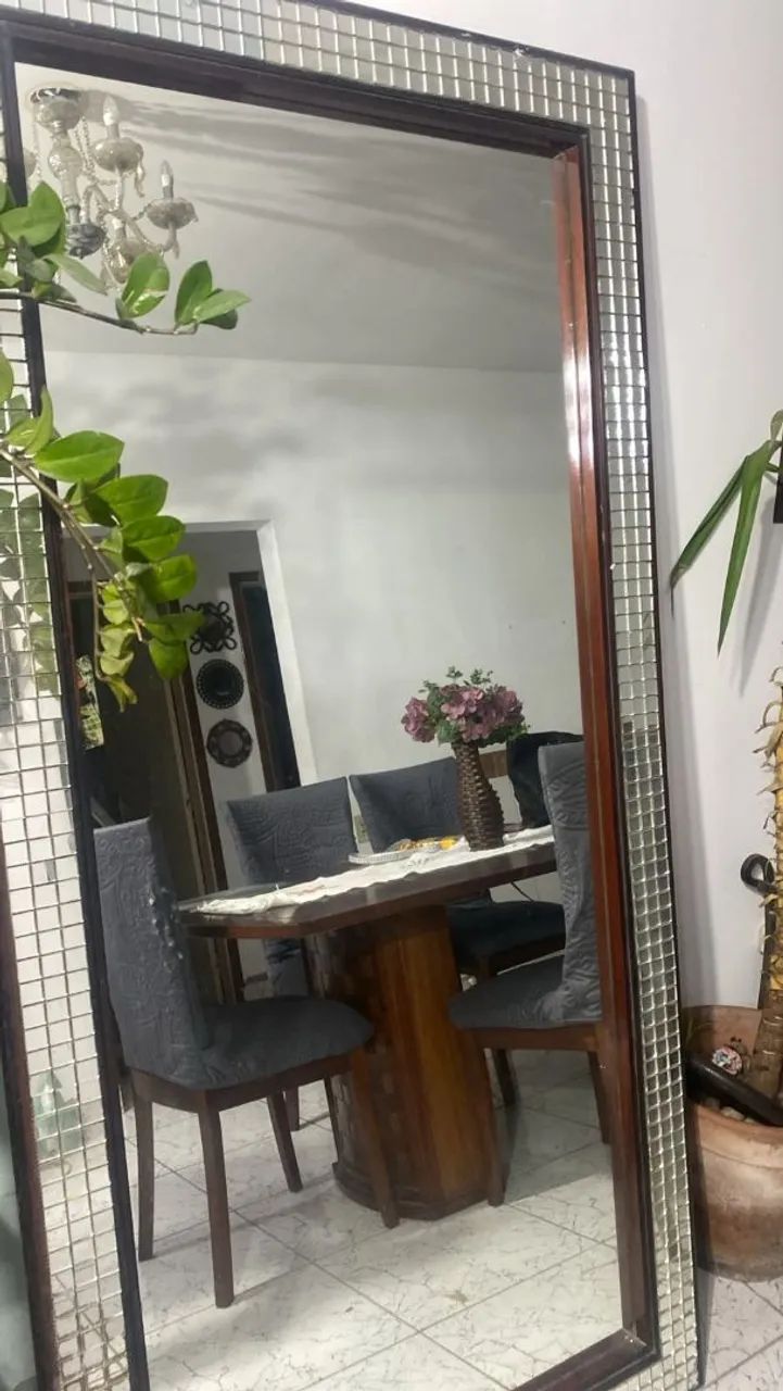Espelho com moldura em madeira e contorno de espelhinhos - Foto 2