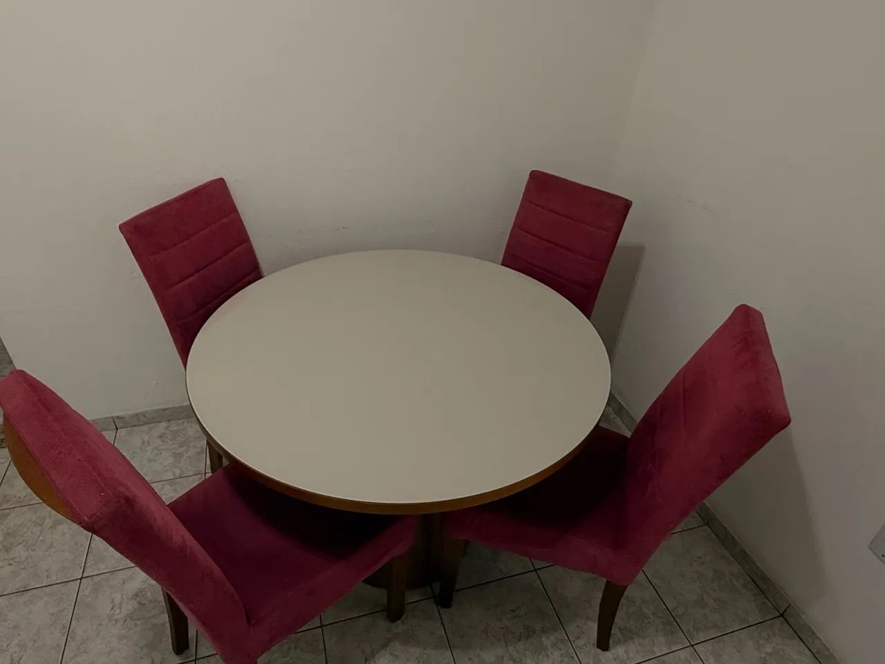 Vendo mesa de jantar com 4 cadeiras estofadas - Foto 2