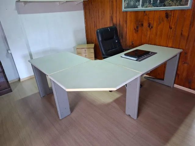 Mesa de escritório em L 