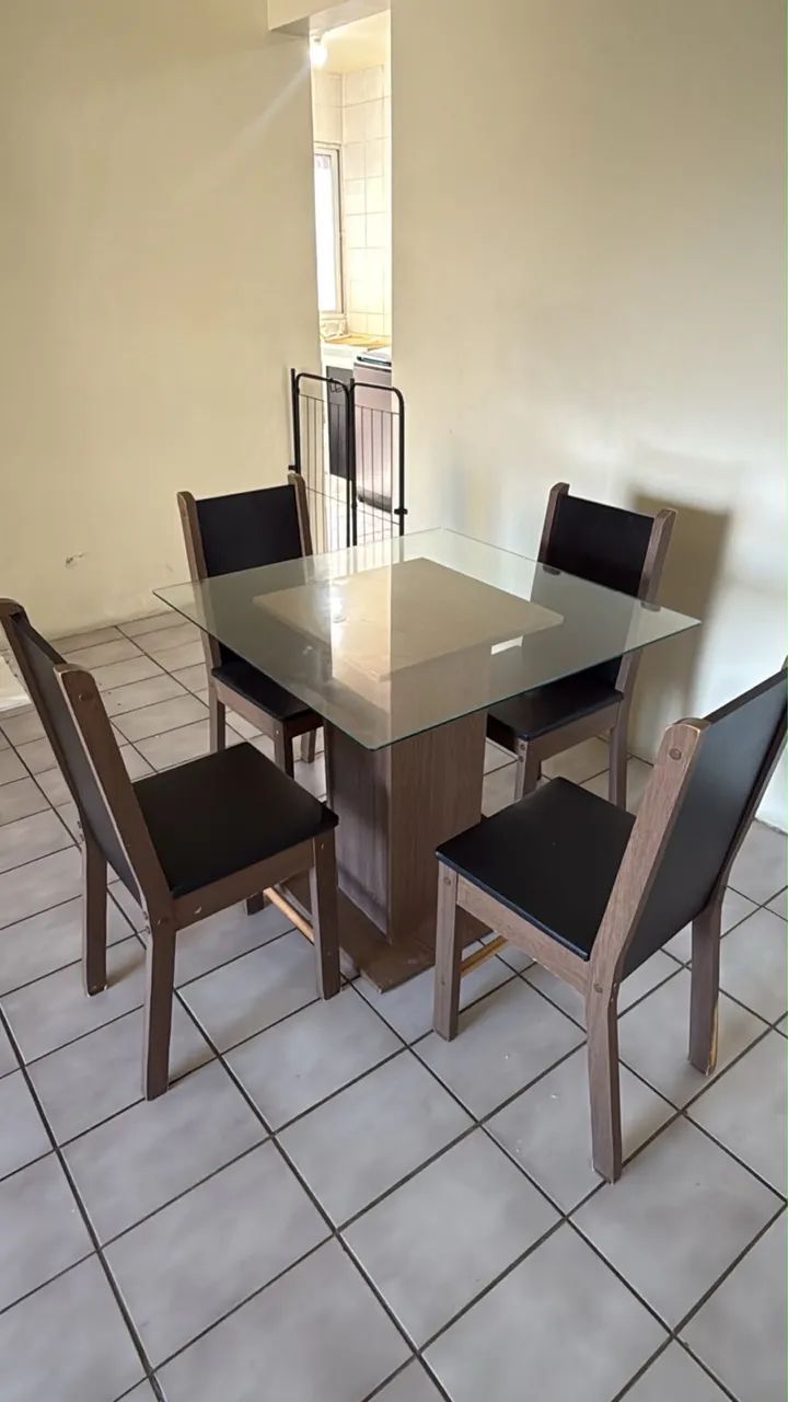 Mesa de jantar com quatro cadeiras - Foto 5