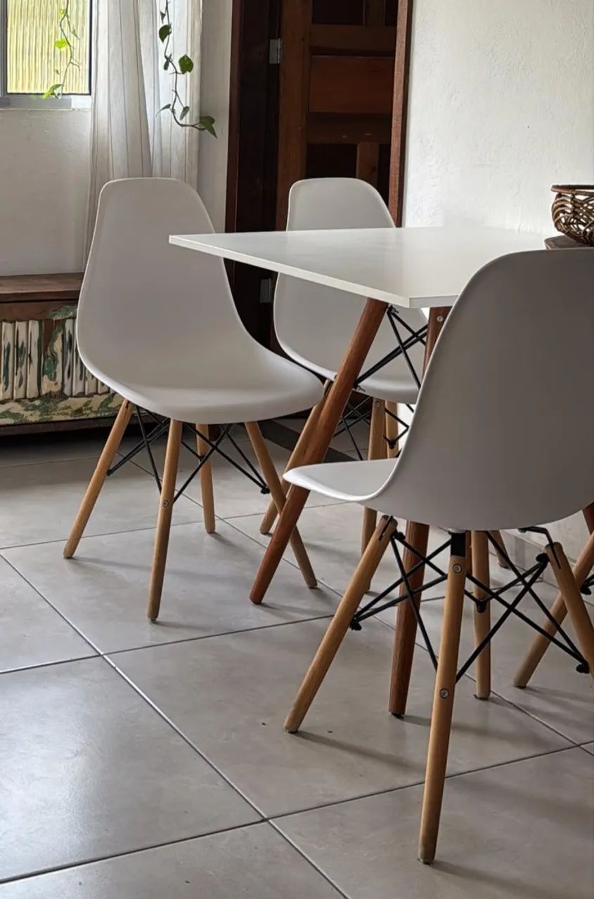 Mesa de Jantar + 4 Cadeiras