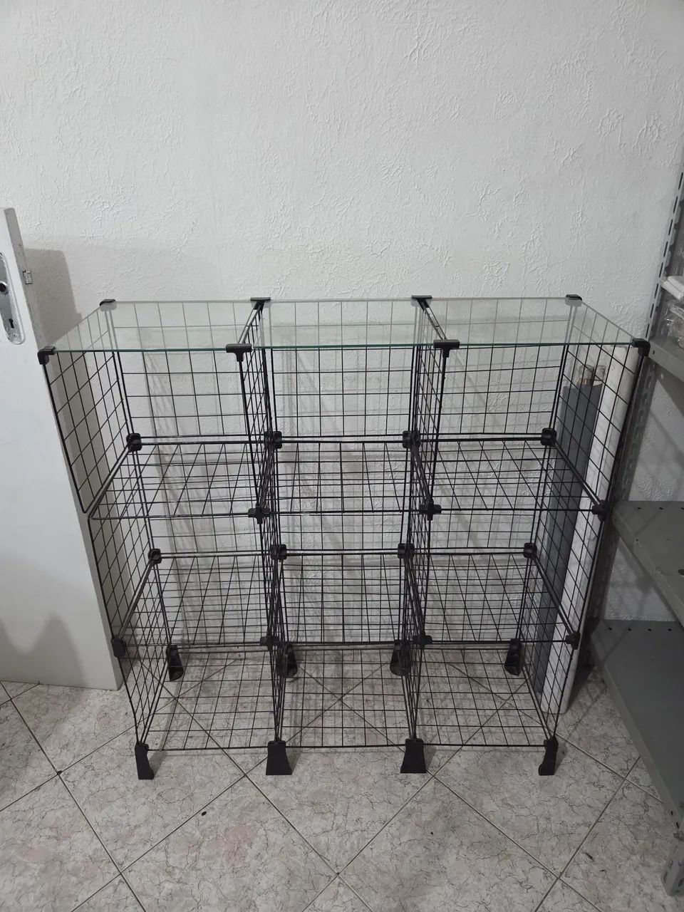 Balcao estante aramada modular com tampo vidro