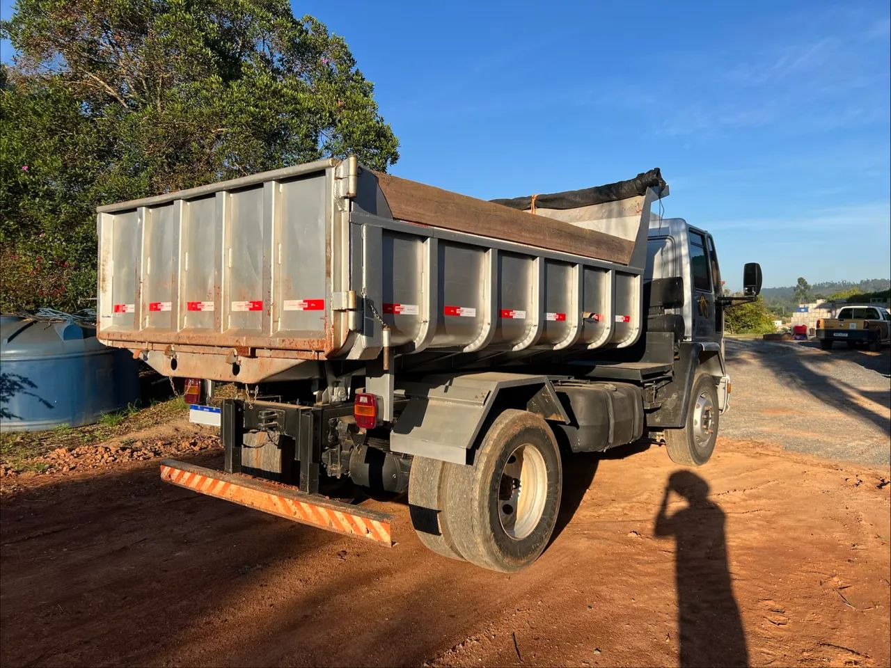 Caminhão basculante Ford Cargo 1317 - Foto 2