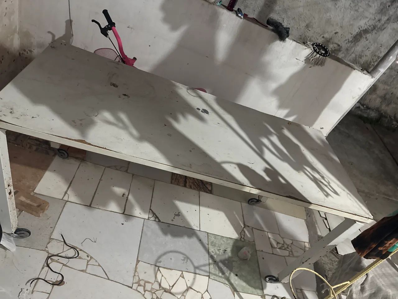 Mesa com pé de alumínio e madeira em cima e rodeie unhas - Foto 3