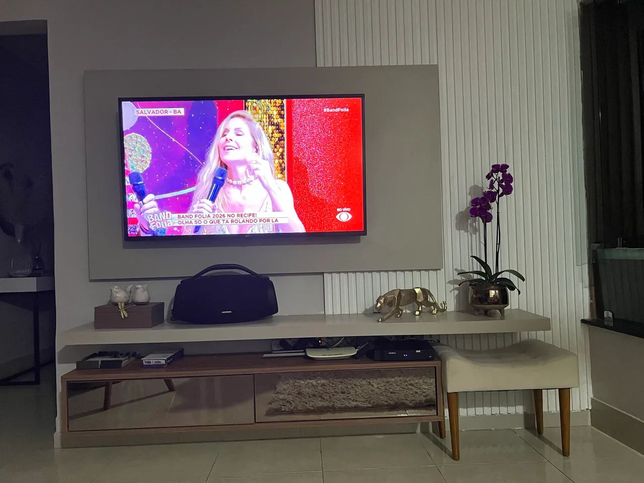 Vendo Rack lindo com painel e banquinho  - Foto 5