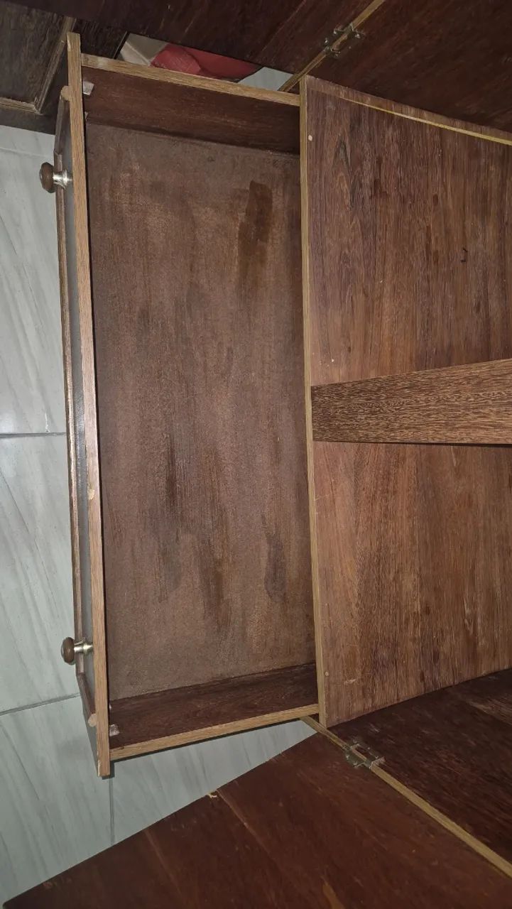Guarda roupa de madeira.