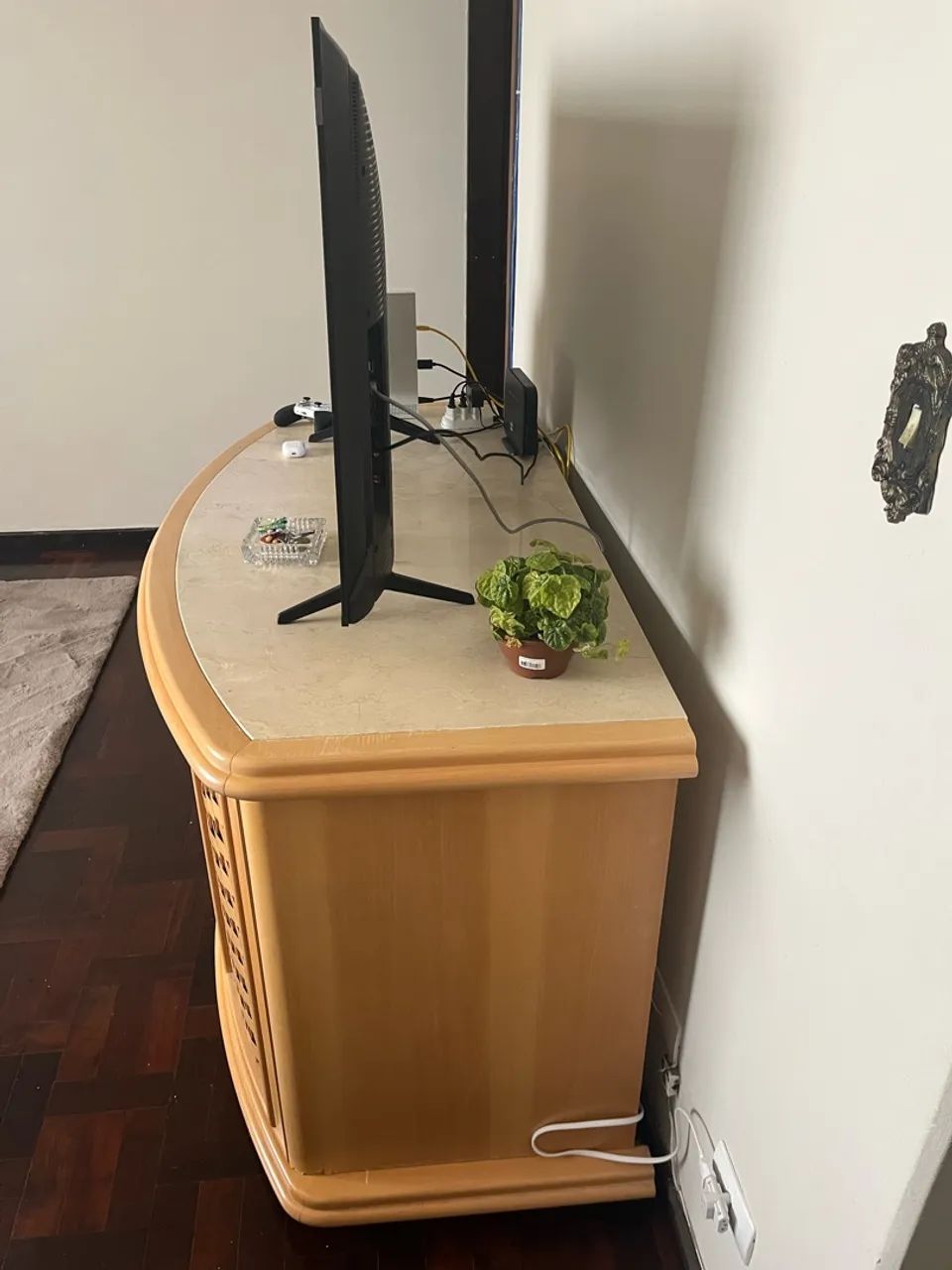 Rack com armários grandes e tampo de mármore  - Foto 3