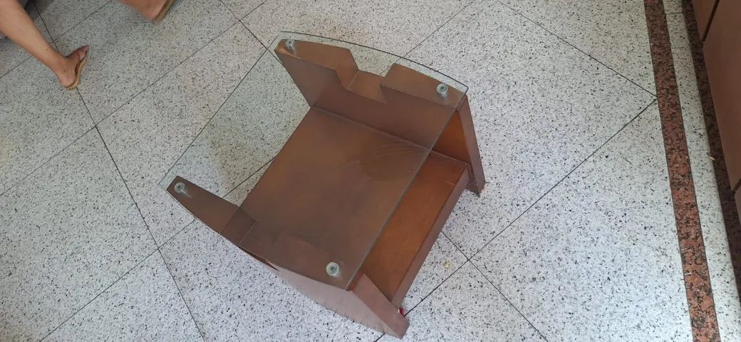 Mesa de centro de madeira com tampo de vidro - moderna - Foto 3