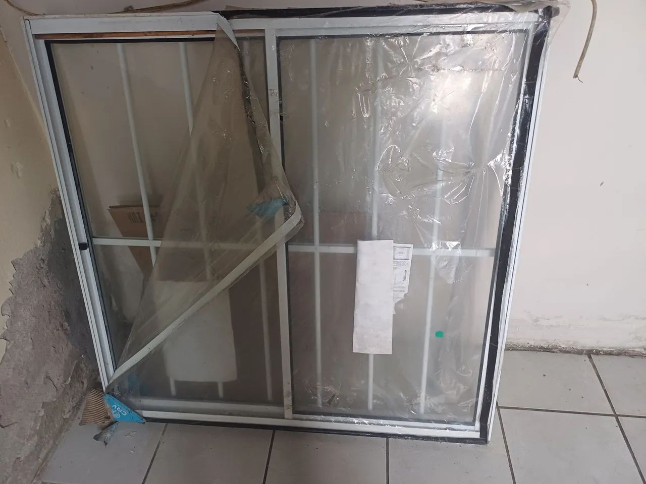 Janela de alumínio com grade