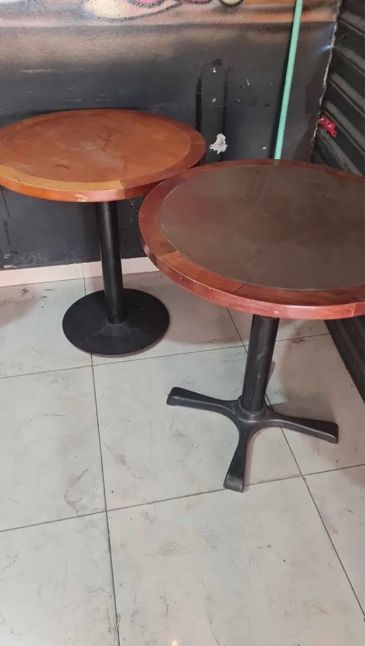 Mesas e cadeiras 