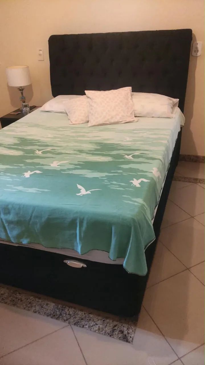 Cama casal com baú e cabeceira
