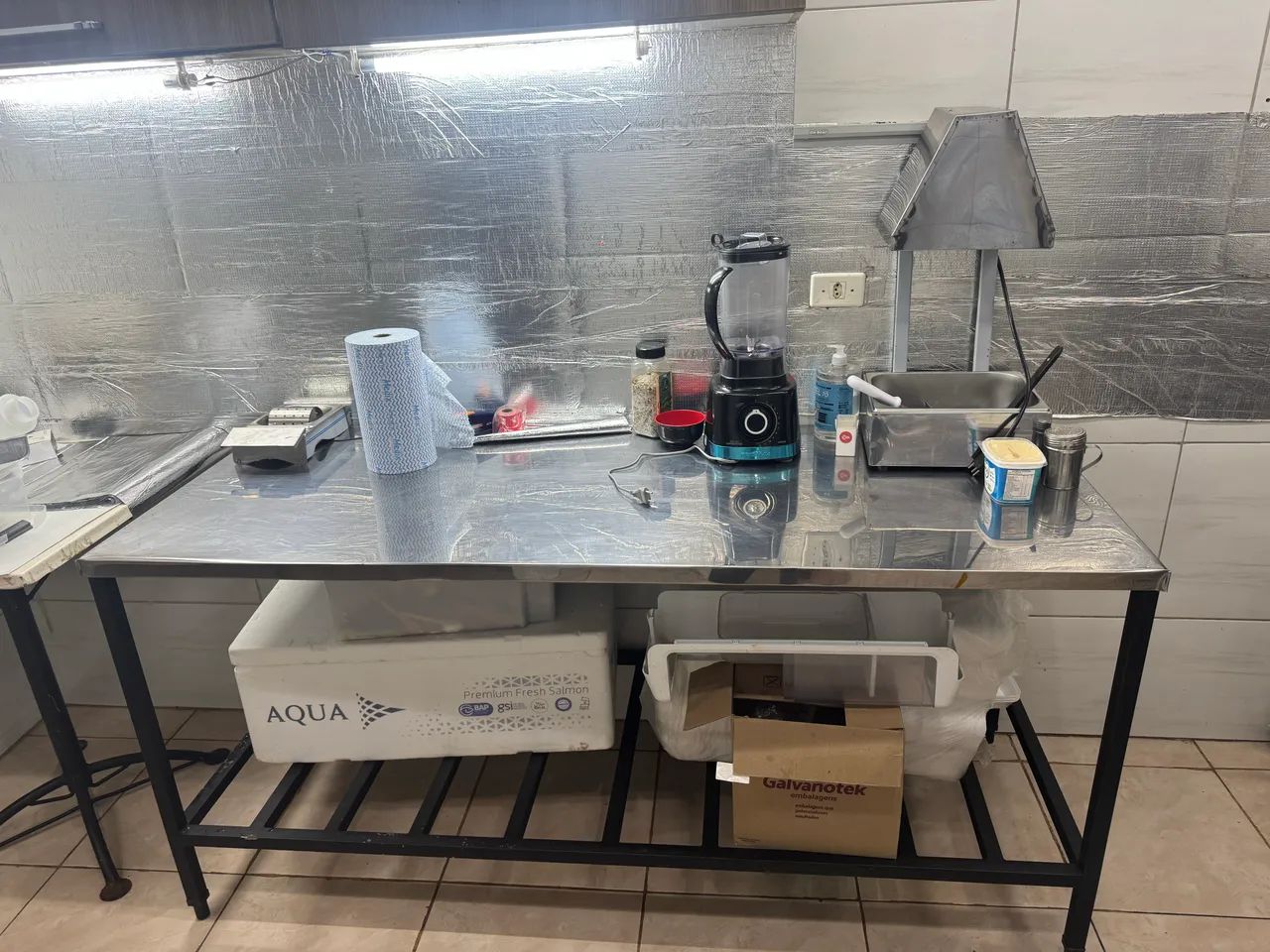 Vendo mesa com tampao de inox 2x40cm