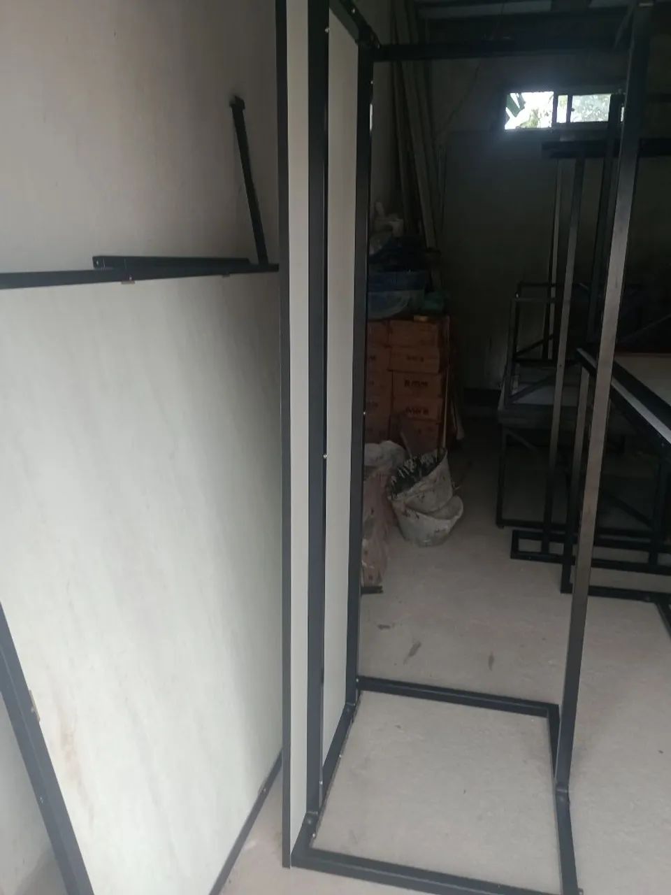 Mesa de MDF com estrutura de metal 