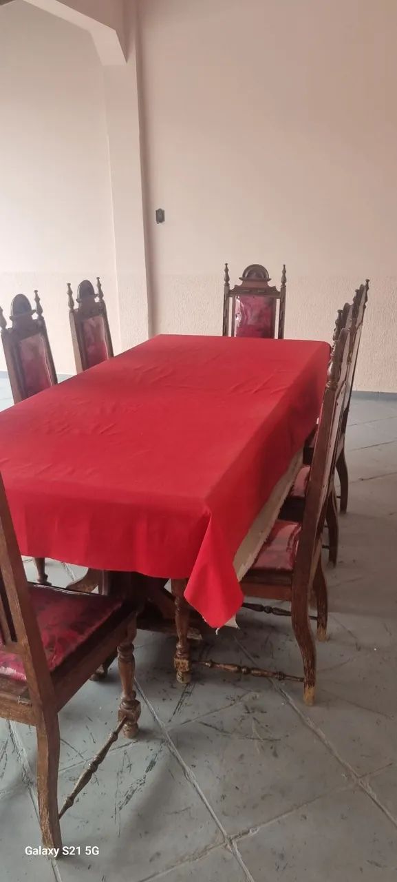 Conjunto mesa em madeira com cadeiras e armários 