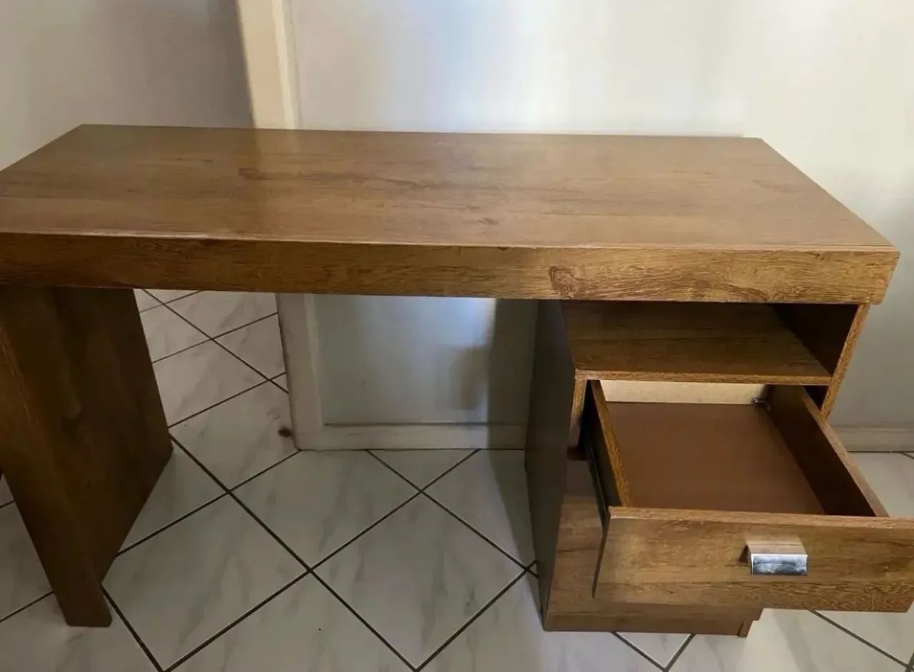 Mesa escritório com gavetas e baú