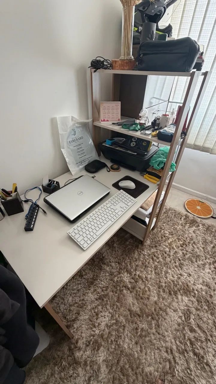 Mesa de computador e armário