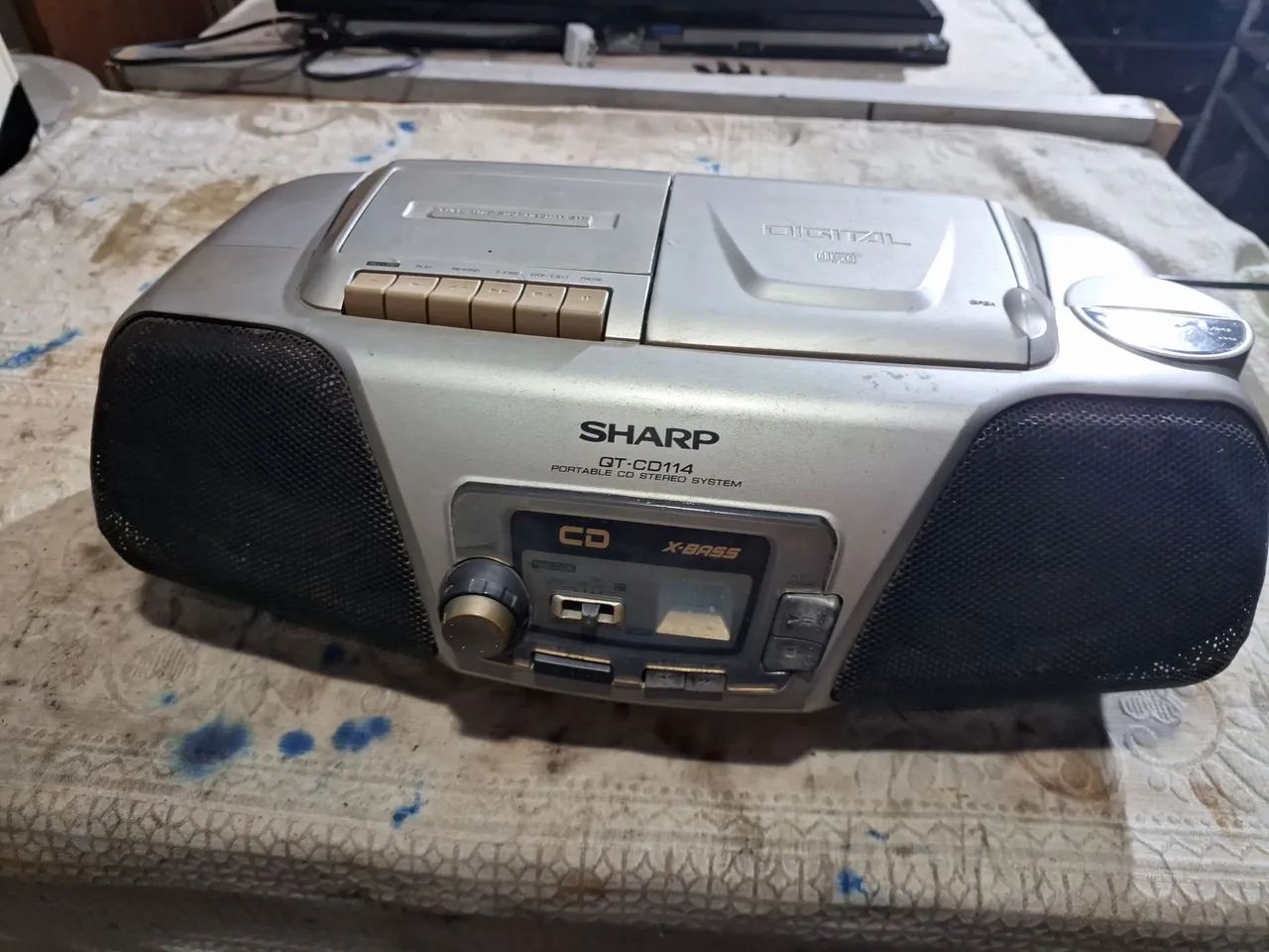 radio sharp .so funciona o rádio e o toca fitas 