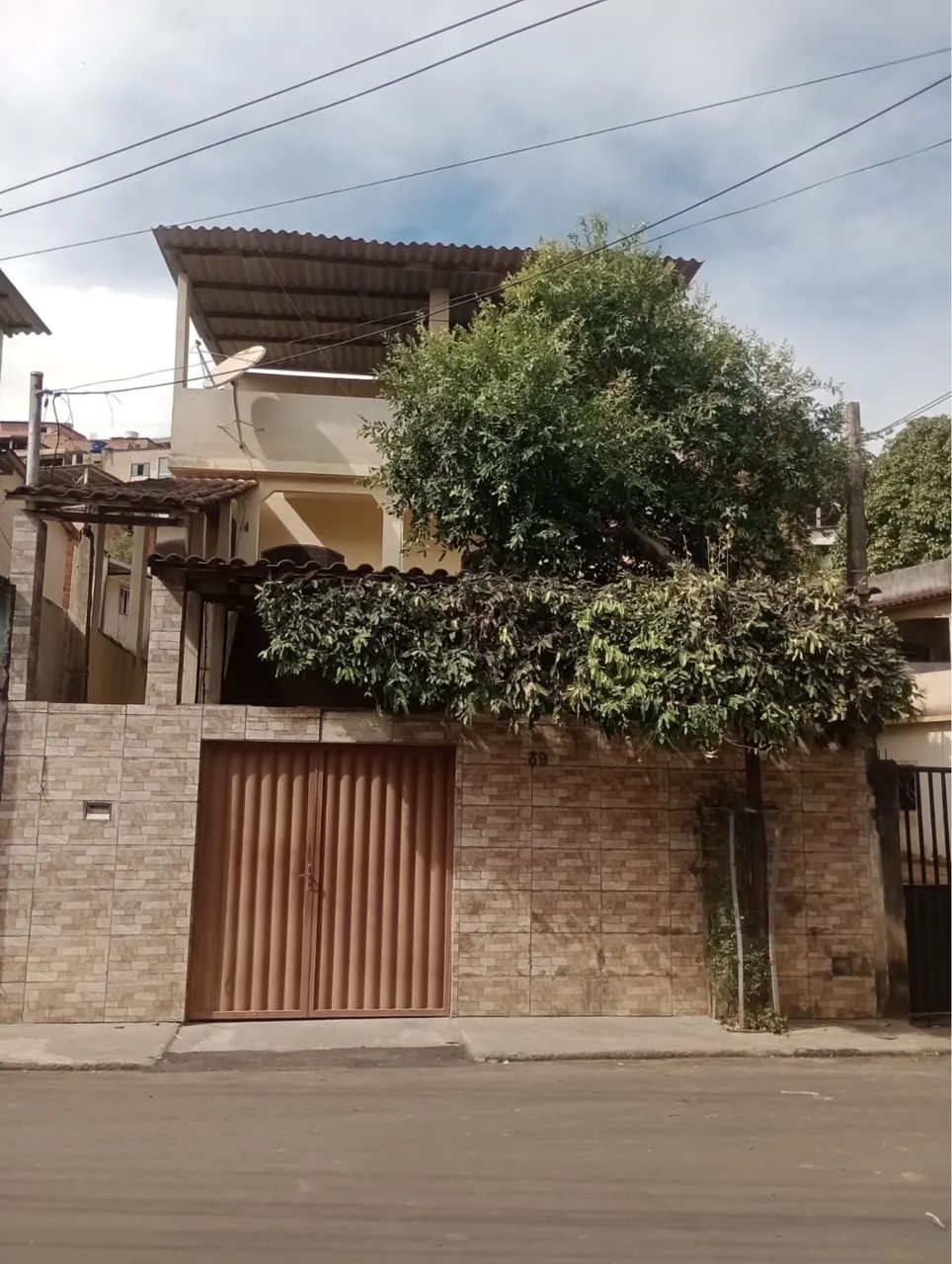 Casa de 2 andares e terraço.