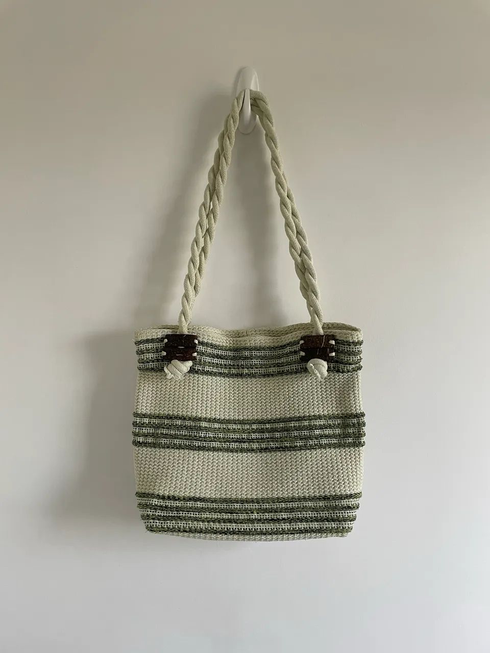 Bolsa de Ombro Estilo Beach/Rustic - Off-White com Listras Verdes e Alça de Corda