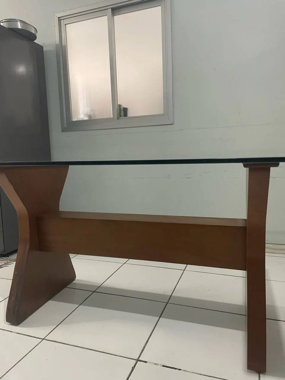 mesa de vidro com pé de madeira  - Foto 3