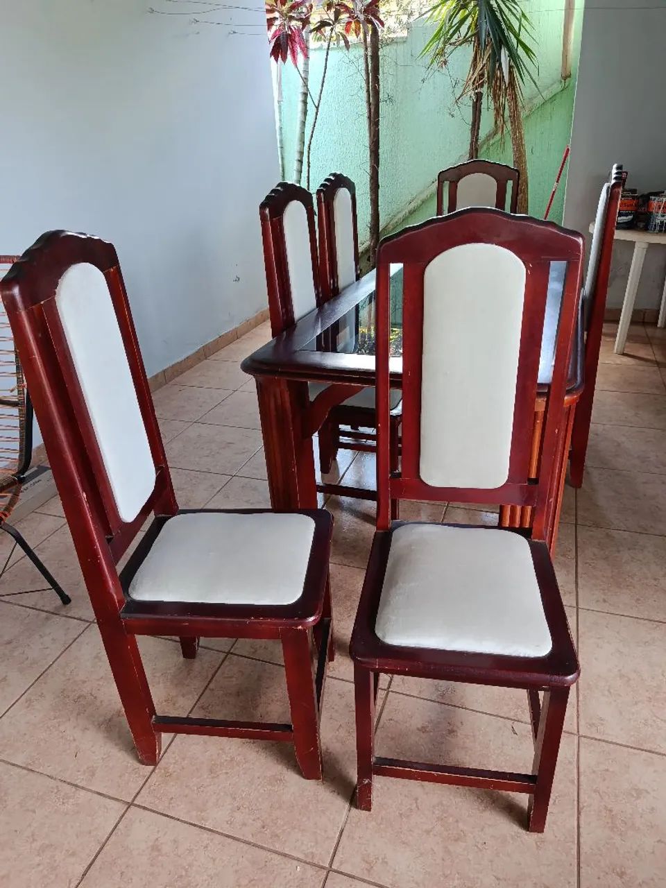 MESA DE JANTAR DE MADEIRA COM 6 CADEIRAS  - Foto 3