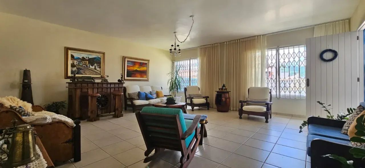 Casa com 7 dormitórios sendo 2 suítes e 2 vagas de garagem em Florianópolis/SC - Foto 2