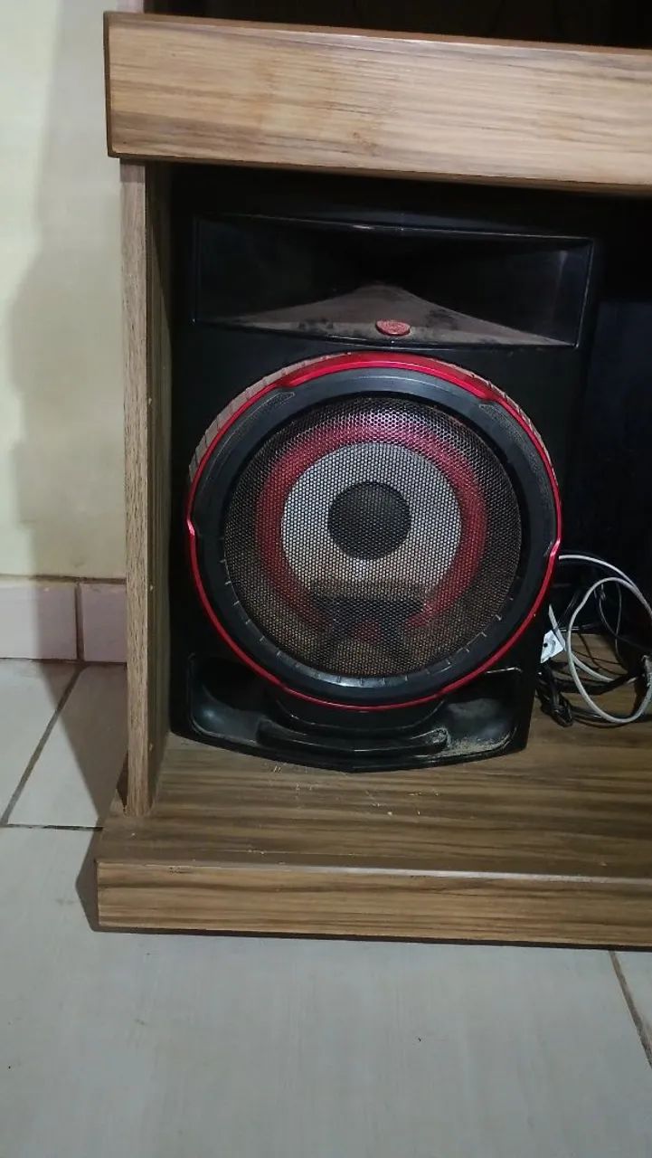 Vende-se uma TV smart 32 polegadas e um som LG sem defeito nenhum o som pega via Bluetooth 1