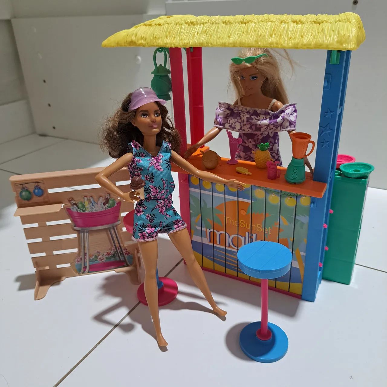 Cabana de Praia da Barbie Malibu com duas bonecas