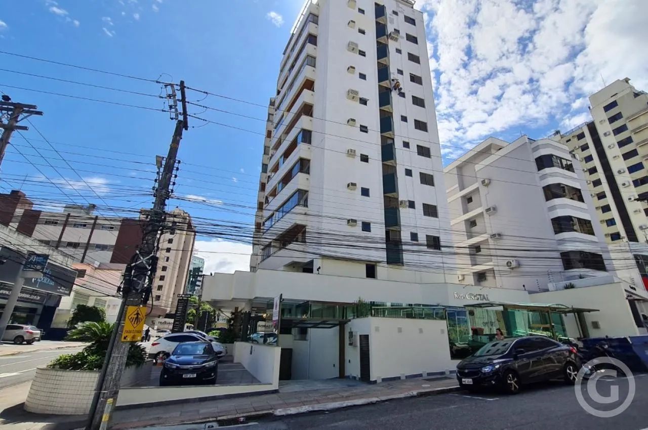 Apartamento semimobiliado com duas suítes e garagem dupla no Centro