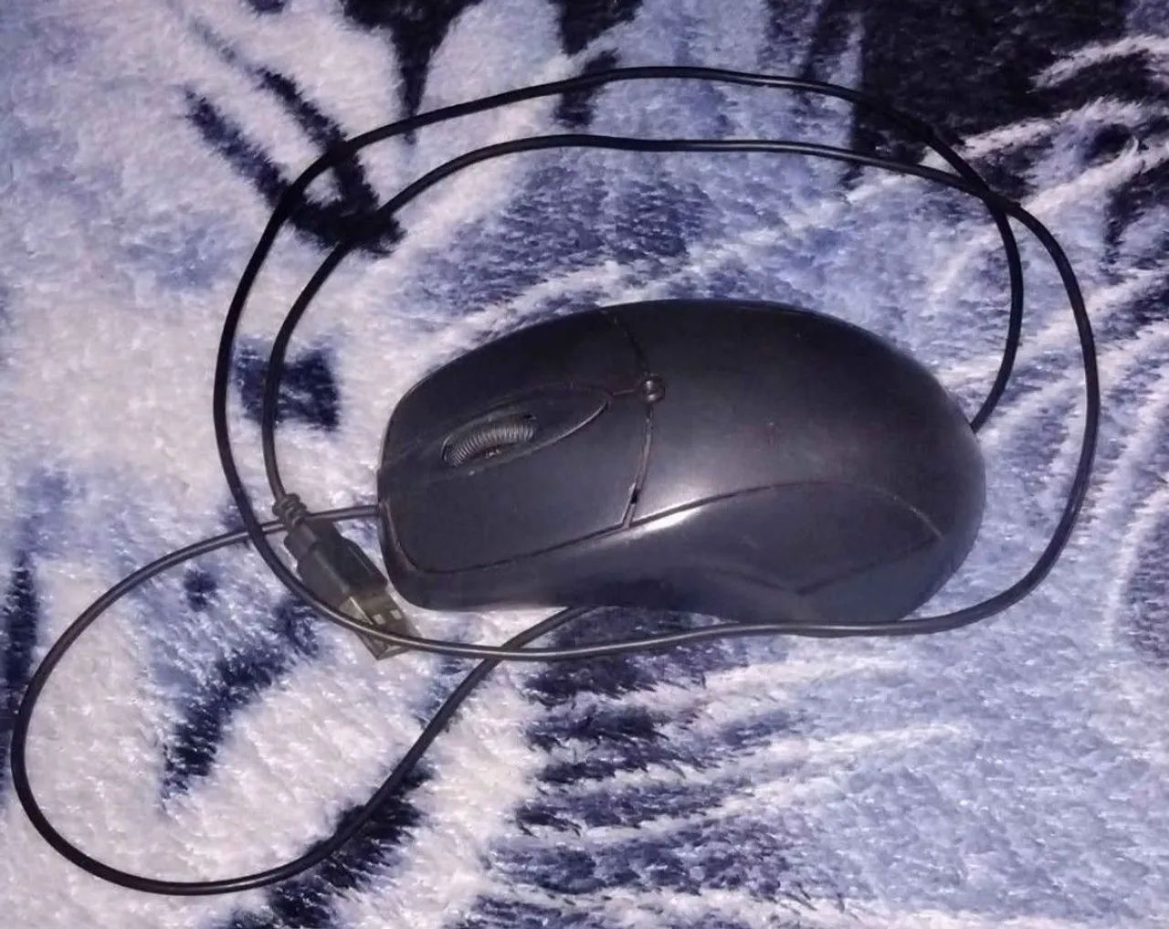 Mouse comum, ótimo para trabalho e jogos