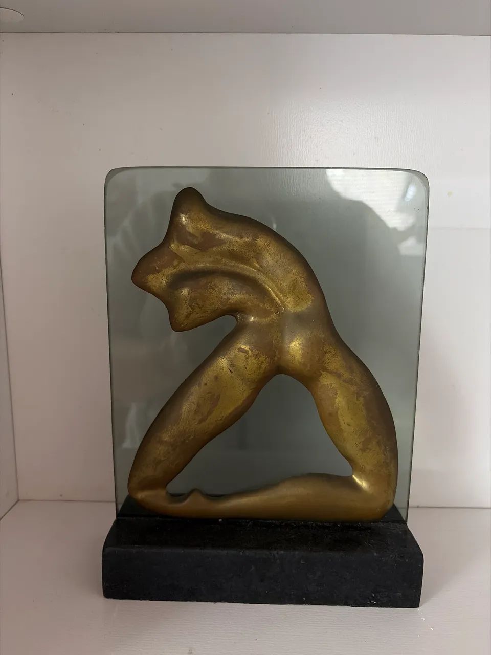 Estatueta de mesa de latão, mármore e vidro 