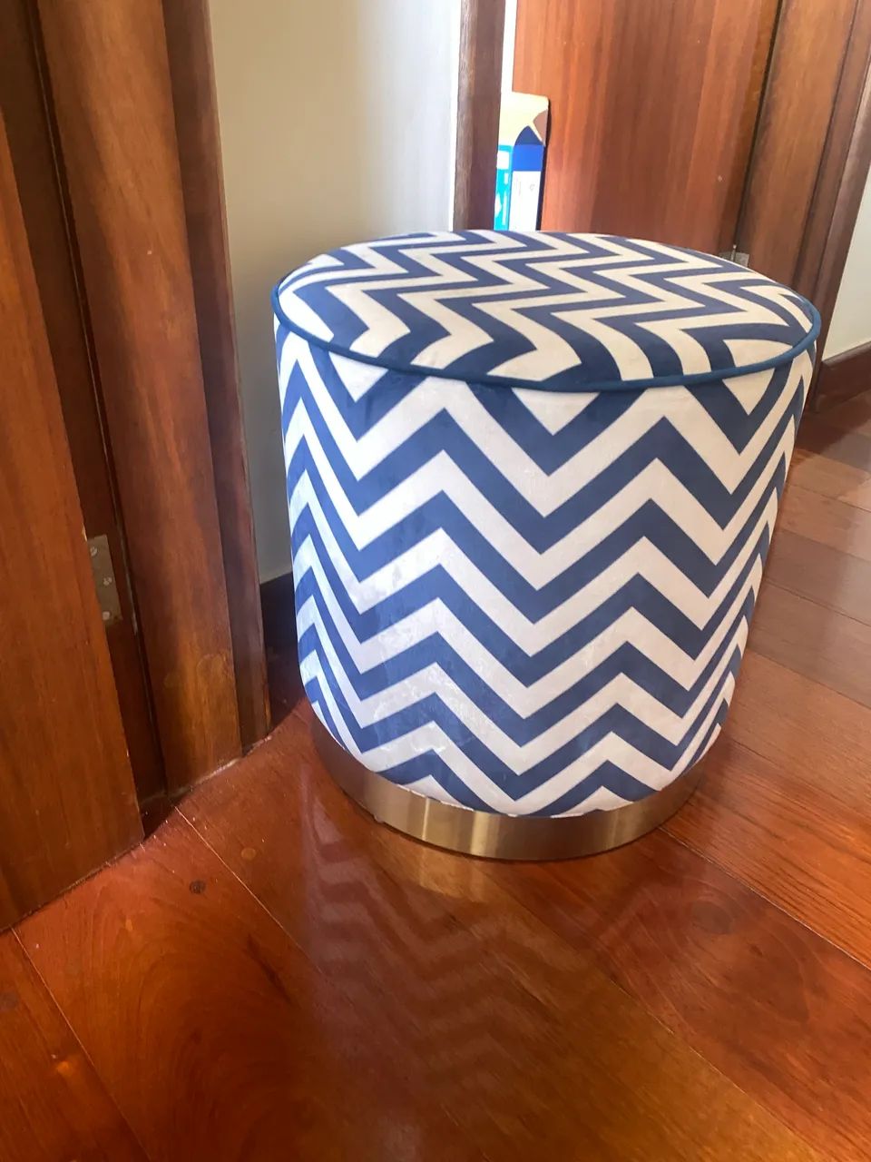Puff Redondo Decorativo com Base Metálica