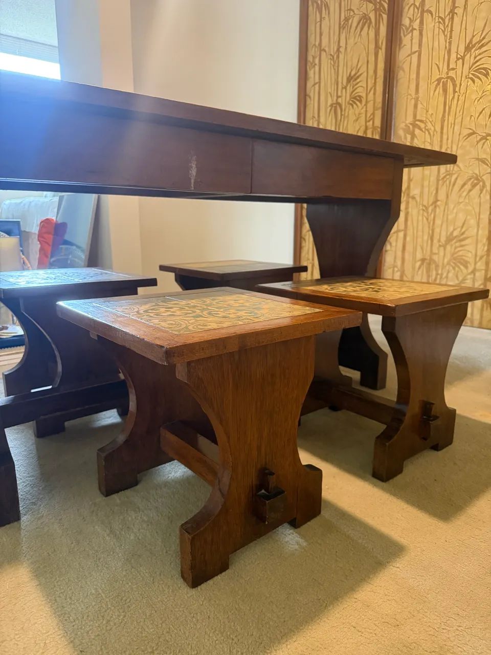 Mesa com tampo de azulejos decorativos e 4 bancos - Foto 5