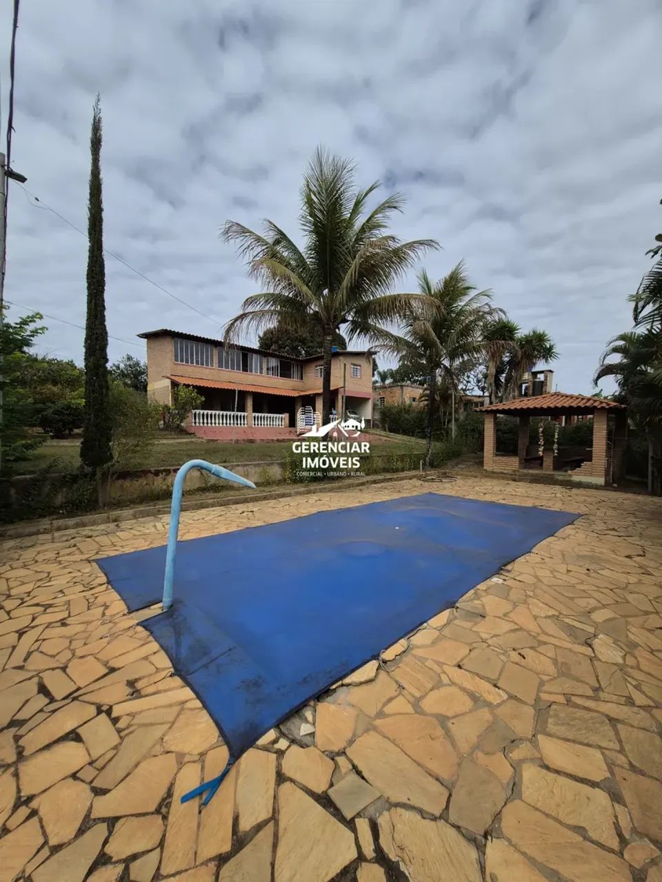 Chácara 720m² com piscina e 03 quartos (01 suíte) em Mateus Leme-MG