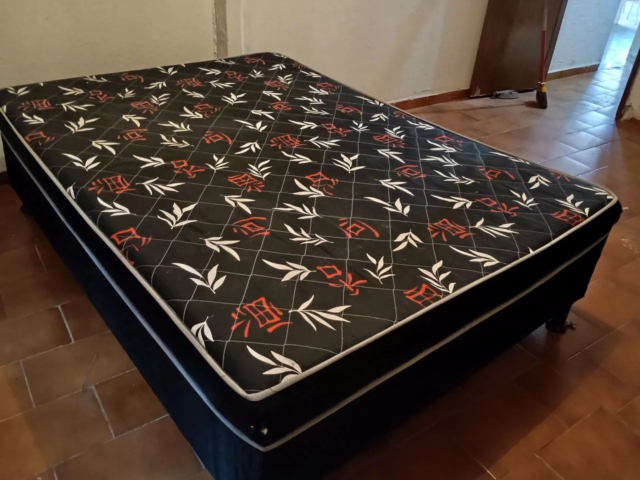 Cama casal box usada,serve também como base para colchão  - Foto 2