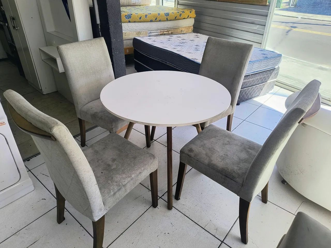 MESA COM 4 CADEIRAS 