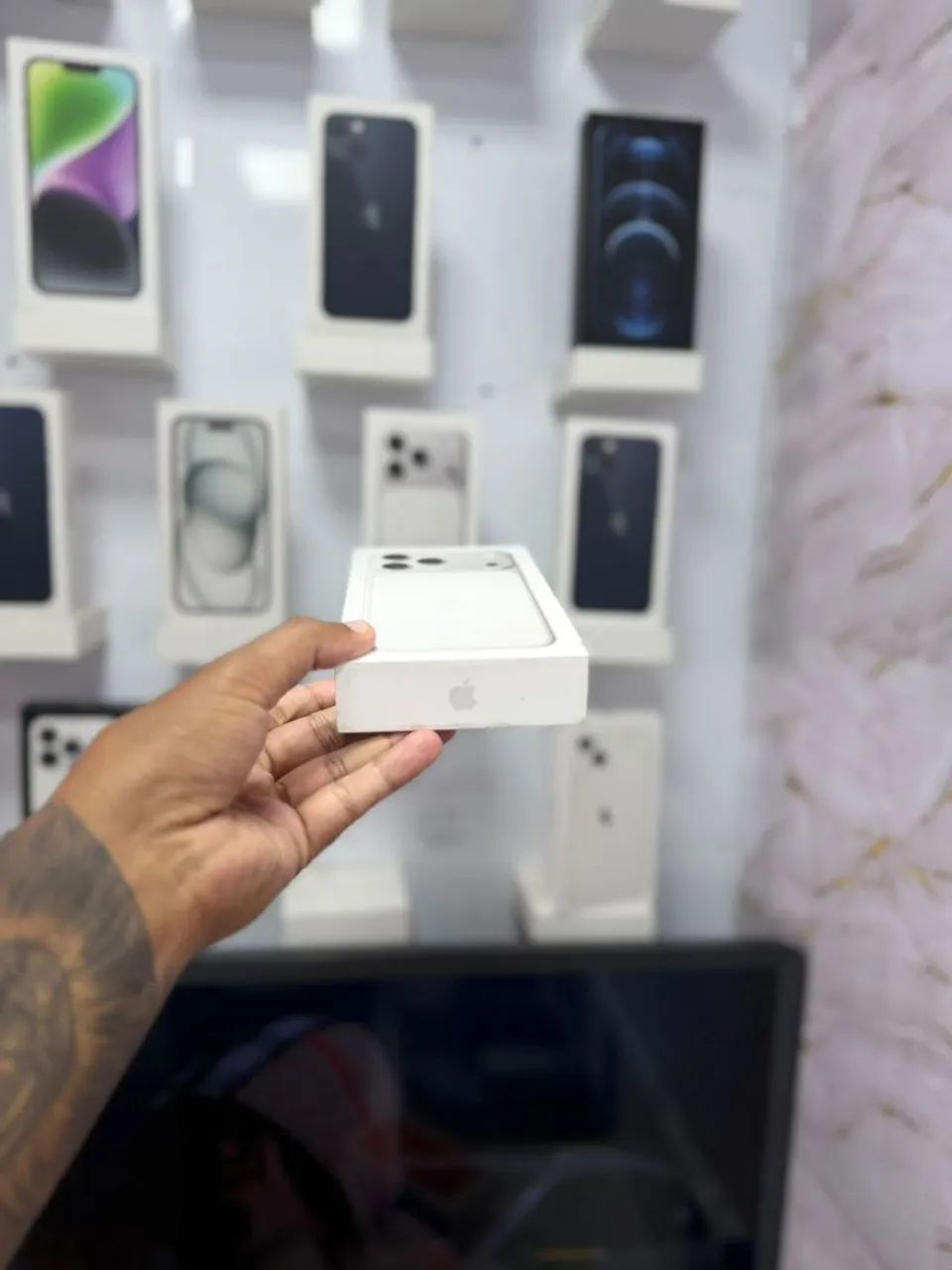 IPHONE 17 PRO MAX  256GB BRANCO<br>R$ 8.599,00 TOP - Foto 2