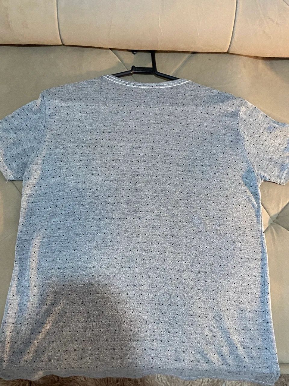 Camisa Cinza com Padrão de Bolinhas 