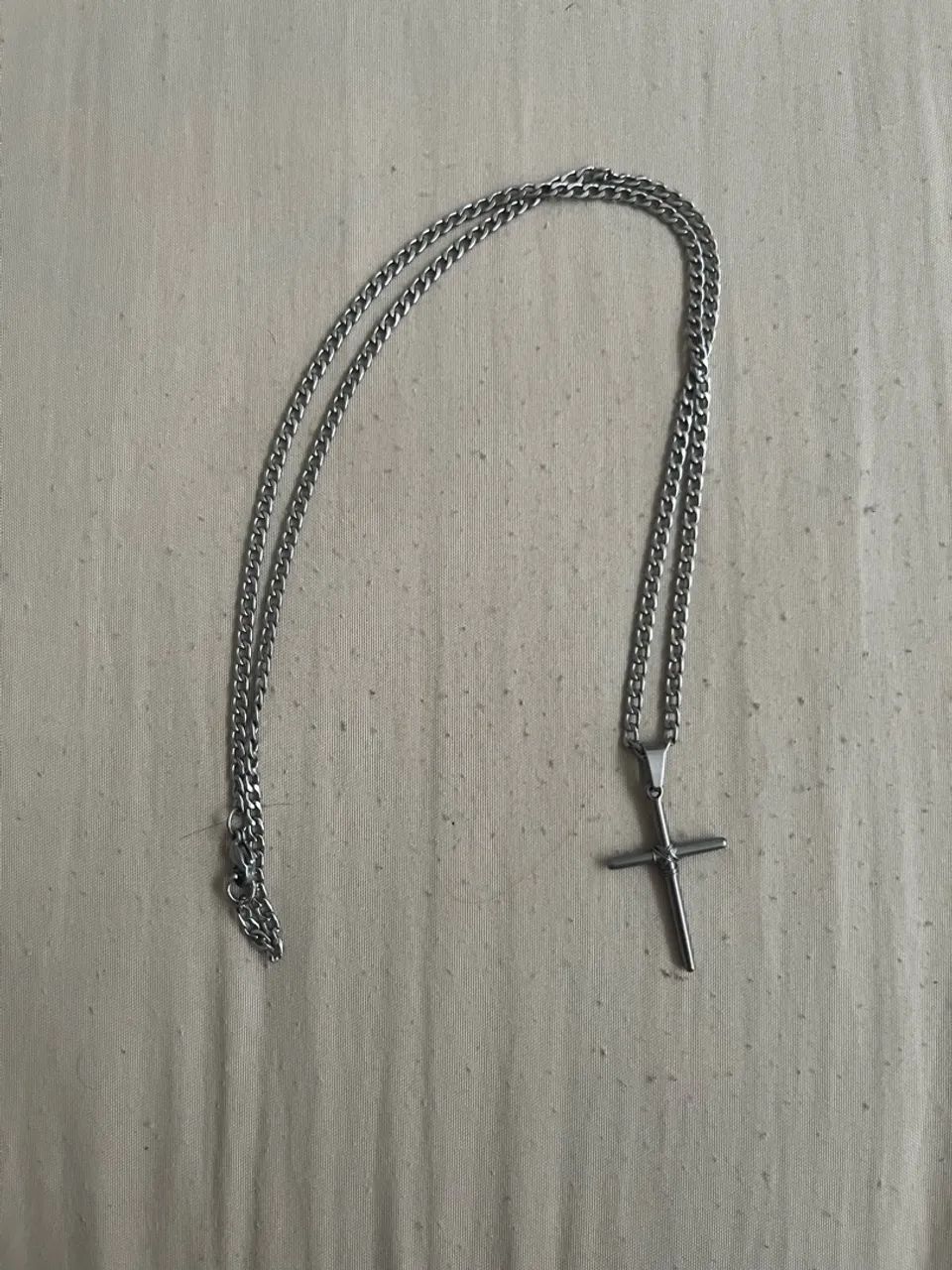 Cordao em aço com cruz (Acium)