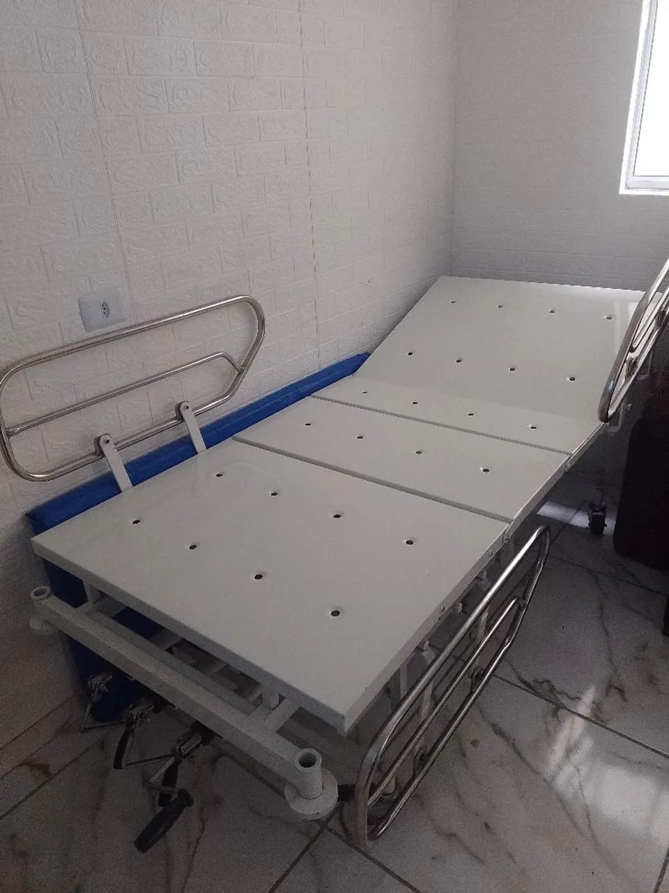 Cama hospitalar 3 manivelas com grades - Foto 2