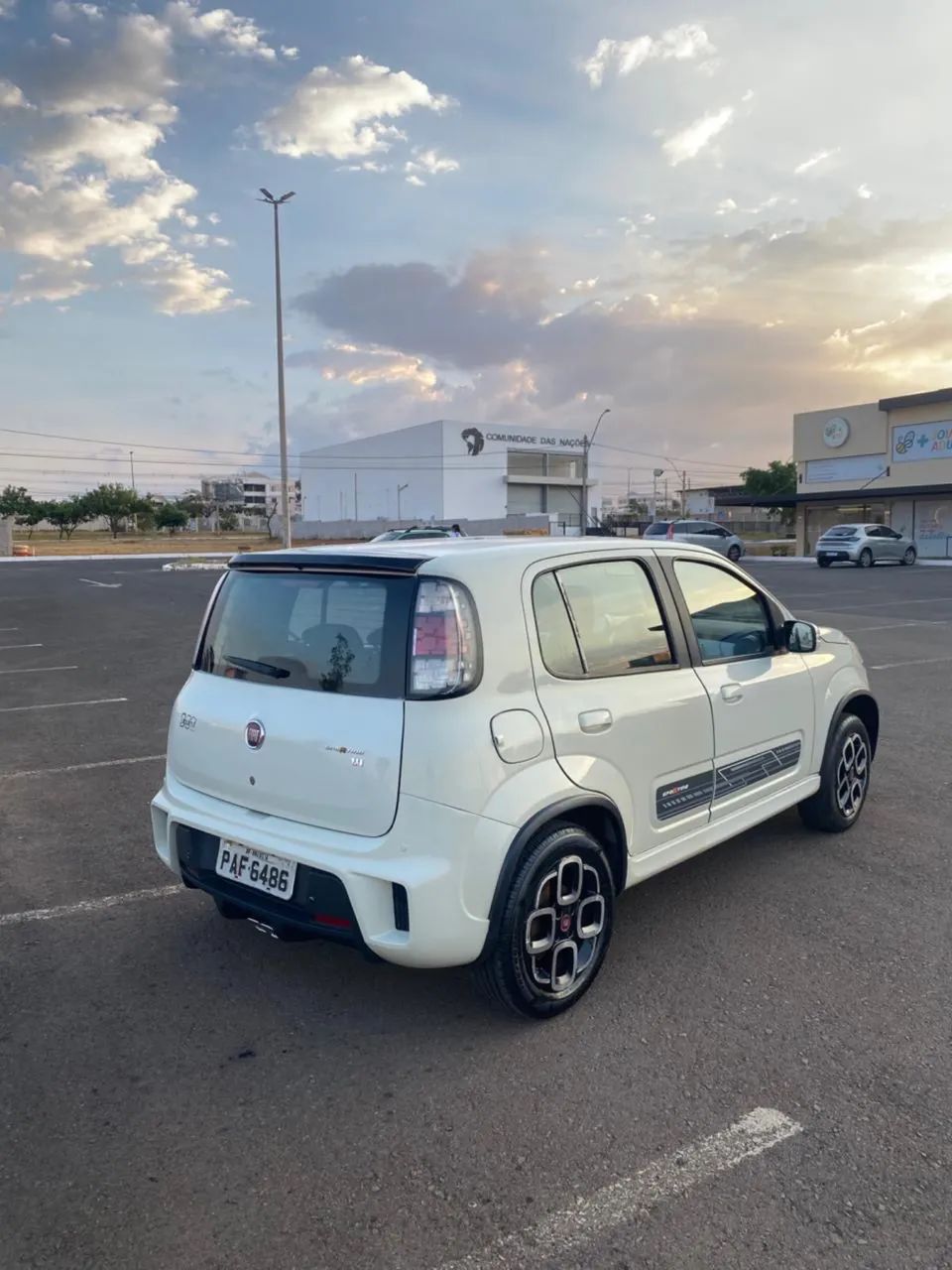 Fiat Uno Sporting 1.4 B.edit. Flex 8V 5P 2016 - Foto 3