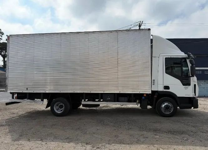 Iveco Tector 11190 4x2 - Ano 2019 Baú  - Foto 5