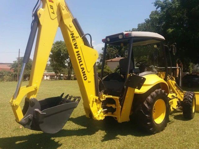 Retroescavadeira New Holland LB110 Totalmente operacional.