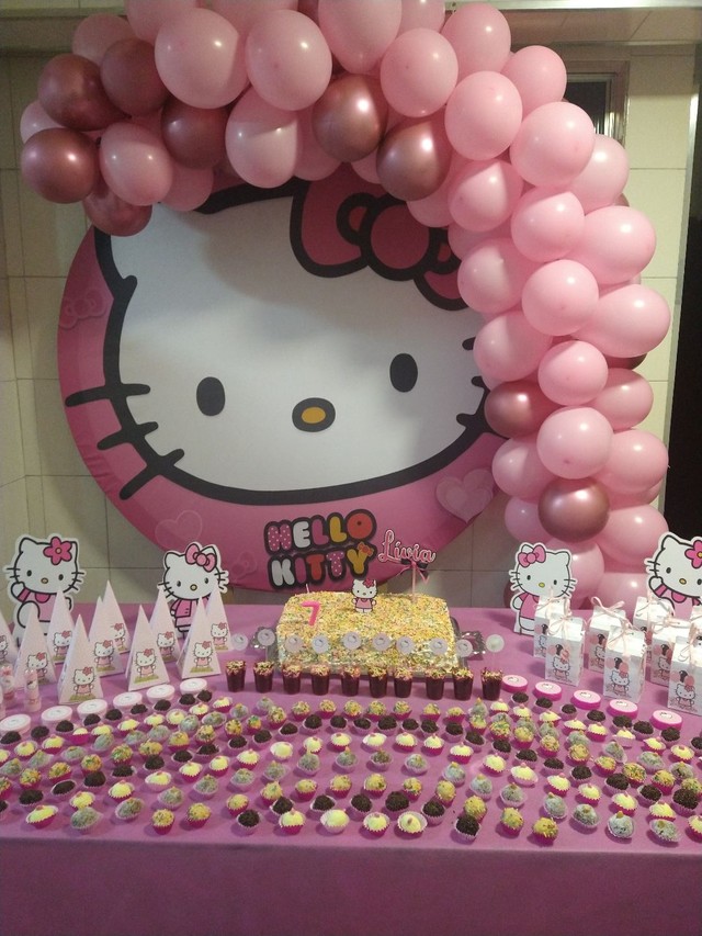 Painel Hello Kitty + Estrutura + 4 displays de mesa em MDF - Foto 4